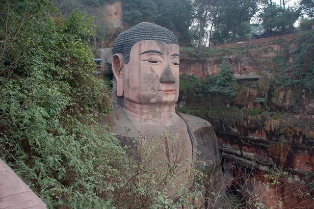 樂山大佛為何以屹立千年？又為何既不雙手合十也不打坐呢？