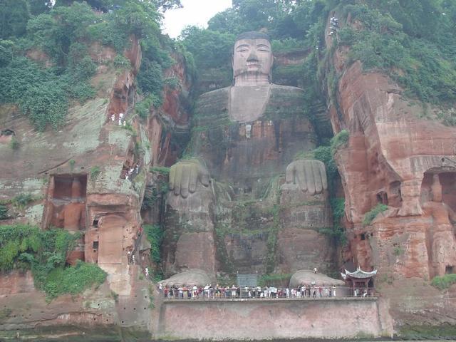 樂山大佛為何以屹立千年？又為何既不雙手合十也不打坐呢？