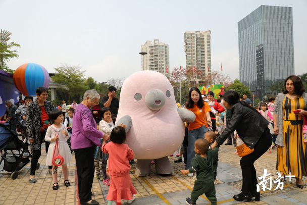 想要和萌萌噠的“鴨梨哥”見面嗎？快來布吉雕塑公益巡展吧